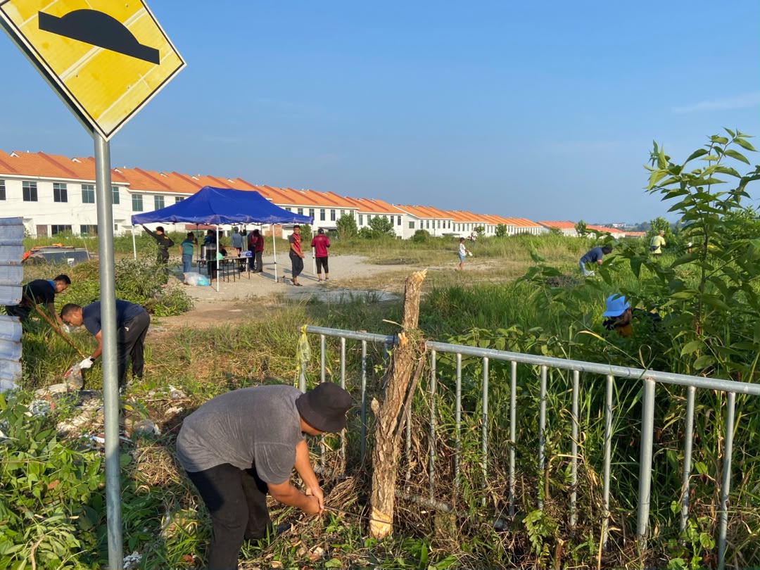 Suasana gotong royong di sekitar tapak surau