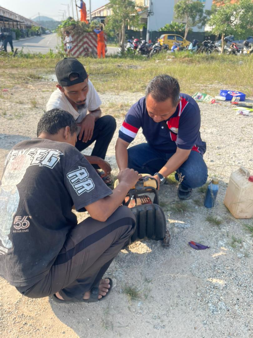 Persediaan peralatan semasa gotong royong