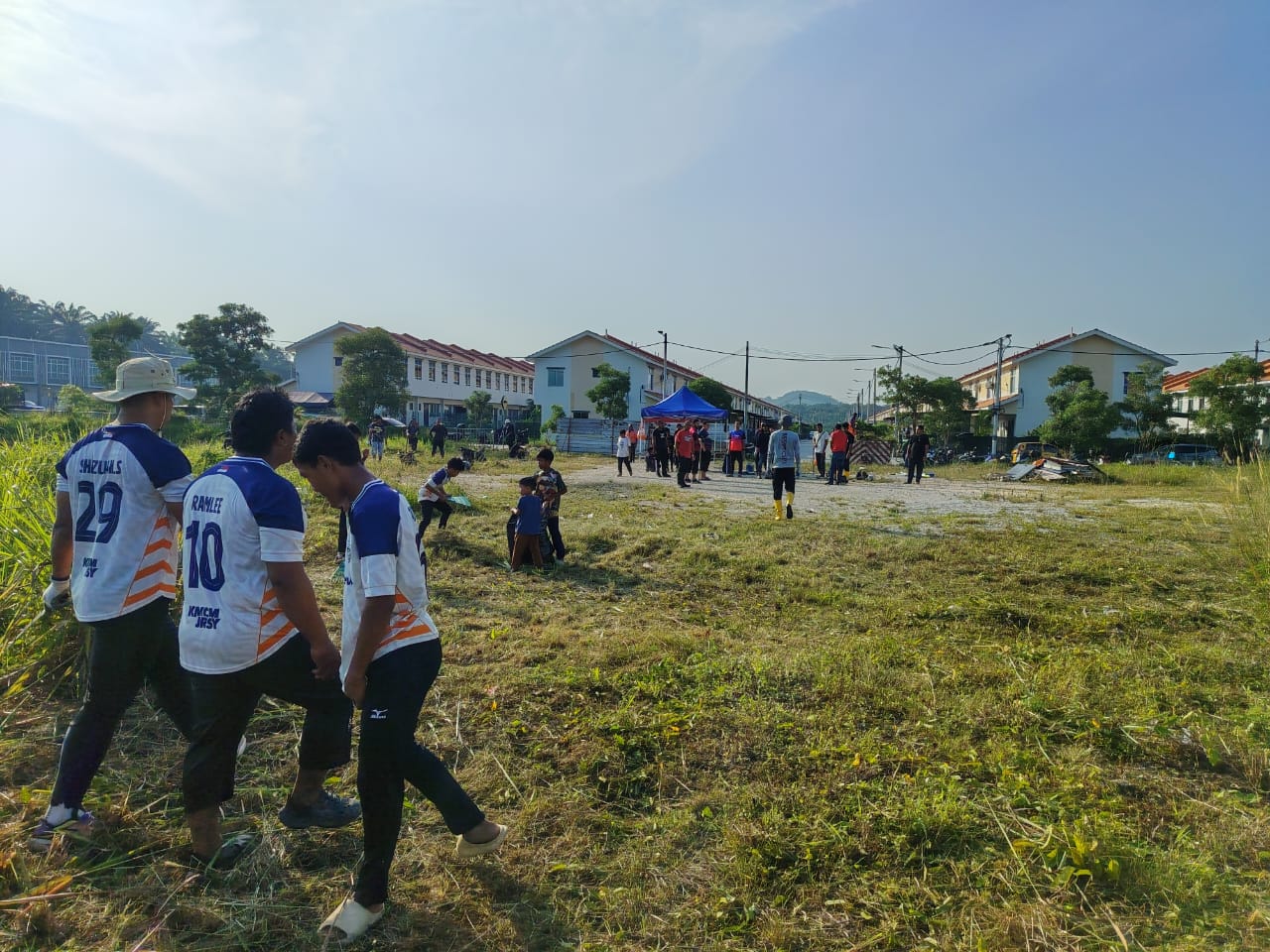 Ahli kariah bergerak di kawasan tapak surau