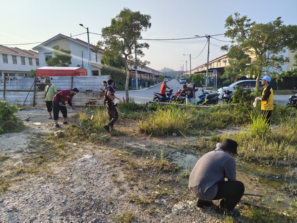 Aktiviti membersihkan kawasan berhampiran jalan